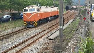 407B次經由宜蘭線迴送雙溪的E304電頭補機,和4151次經由宜蘭線開往樹林的EMU504區間車