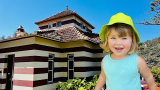 Vem pruttar? Bråk när familjen bor i ett randigt hus! Algarve VLOGG