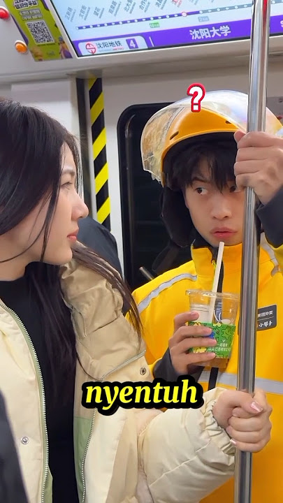 The courier's hand was touched by a beautiful girl💓⁉️#fypyoutube #shorts #funny #funnyvideo