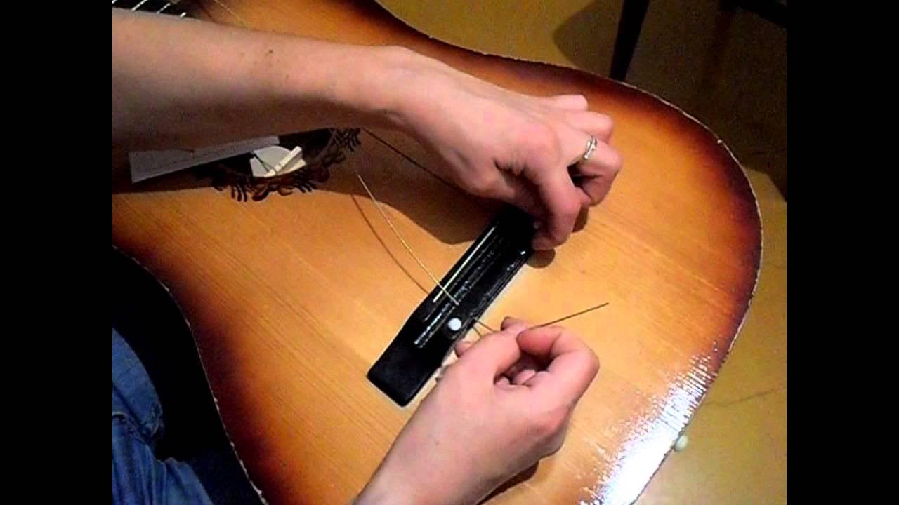 Гитара с нейлоновыми струнами. Рваные струны. Струны на гитаре. Струны на гитаре. Вибрация струн гитары.
