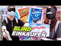 Wir kaufen BLIND internationale Snacks & Süßigkeiten! 🤡 + Taste Test! 🤤