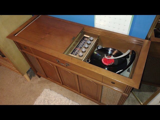 1964 Magnavox Micromatic Astro-Sonic high fidelity stereo