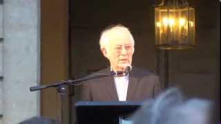Seamus Heaney explains and reads "Miracle" & "On The Gift of a Fountain Pen", Paris 2013