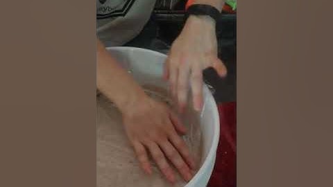 Quickly removing air bubbles from honey buckets
