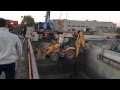 Автокран 32 тонны опускает JCB 3cx в котлован ТехВН Великий Новгород