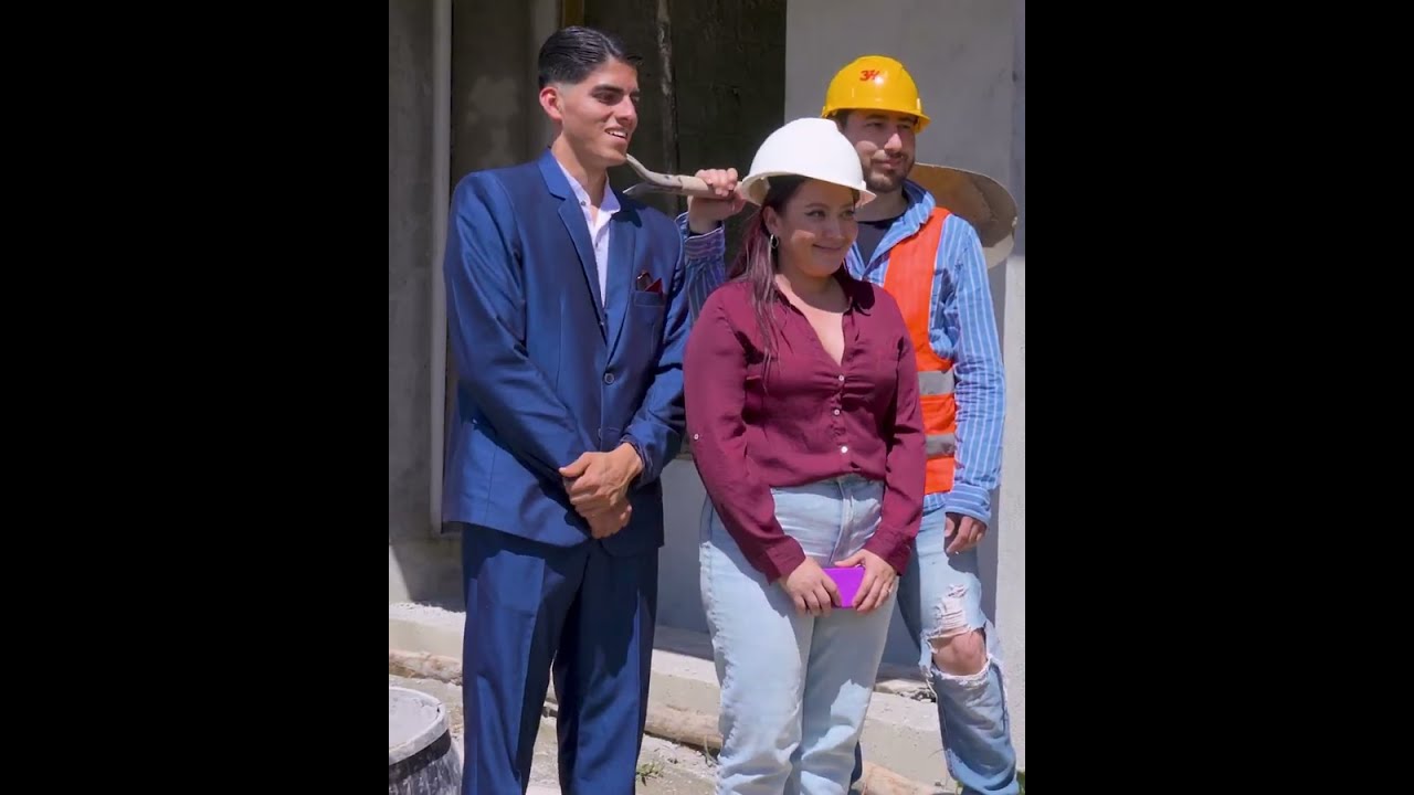 Joven humilla a su padre por ser albañil