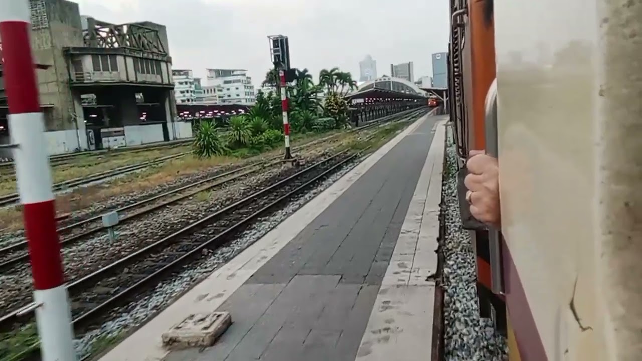 จีอีเอ 4554 ทำขบวนรถธรรมดาที่ 314 ถึงปลายทางกำลังเข้าสู่ในชานชาลาที่ 9 สถานีกรุงเทพ(หัวลําโพง)