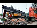 Everyone Should Watch This IDIOTS Operator's Video - Dangerous Heavy Equipment Excavator Fail Win