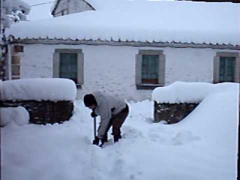 Sotillo del Rincn (Soria). Juan abriendo camino en la nieve para salir de casa