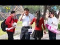 Giving weird things when people on their cell phones往打电话的路人手里递东西，他们什么都敢接！