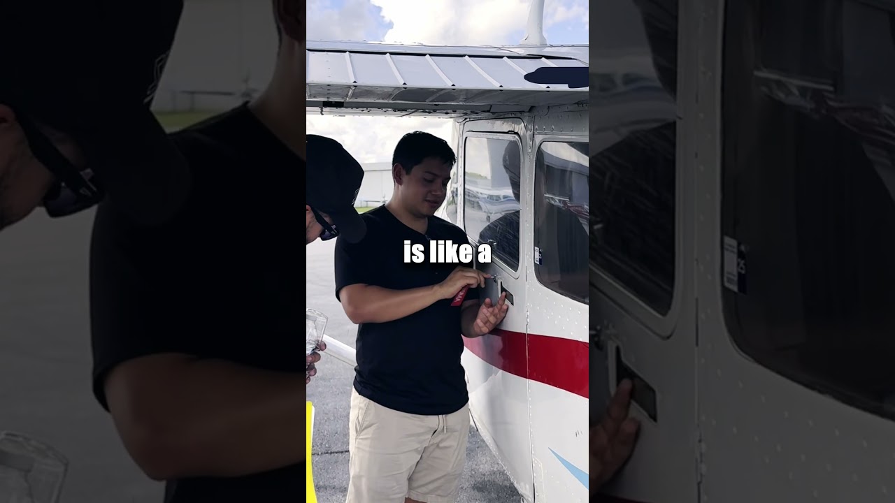 Конец нашего полёта на «Сессне»! Даже дверь не закрывается. 