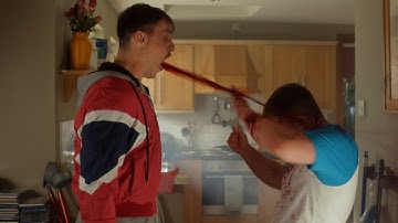 尋常ならざる量の血を顔面めがけて噴射　だめだめニートなヴァンパイア　映画「ぼくのデコ 23歳のヴァンパイア兄貴」予告