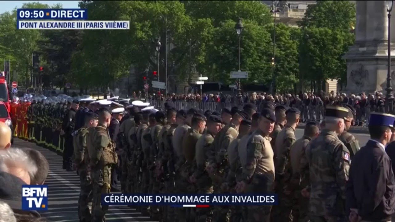 Hommage national aux militaires tués au Burkina Faso: le cortège traverse le pont Alexandre III emmanuel macron height