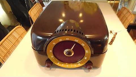 Zenith cobra-matic record player AM radio, Bakelite case playing AM radio