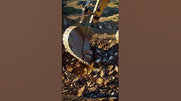 This Excavator Operator is a True Artist 勞