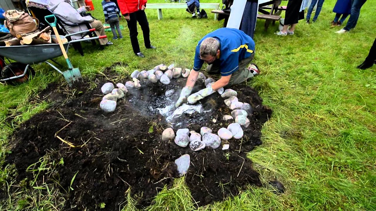 Steinaldermat laget i kokegrop.  Sømna Bygdetun 23 07 2015