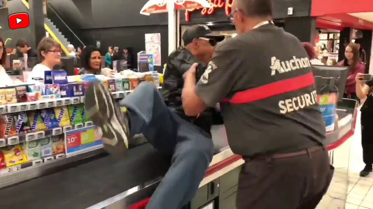   Un perturbateur  Auchan Petite Fort avec sa bande sme la terreur