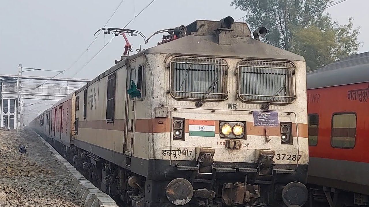Train 22563 Patna Udhna Superfast Express at 110 kmph