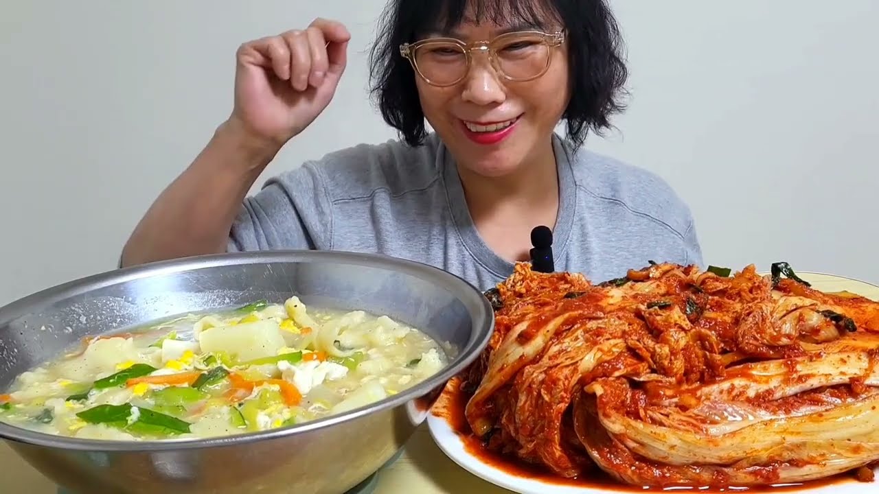  국물이 시원한 수제비 김장김치 [집밥먹방]🌶🥬