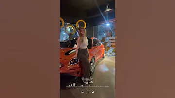 عليكي جمال الدنيا دي قولي لي بس ازاي أموت أنا في الضحكة دي بحبك يا عمري الجاي 