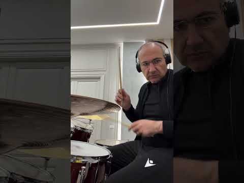 Երկու ժամ նամակներով զբաղվեցի, հիմա եկավ թմբուկի առցանց դասի ժամանակը