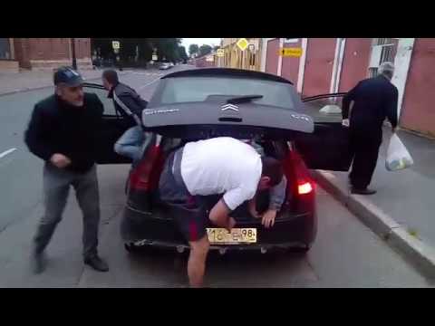 Люди которые чинят машины