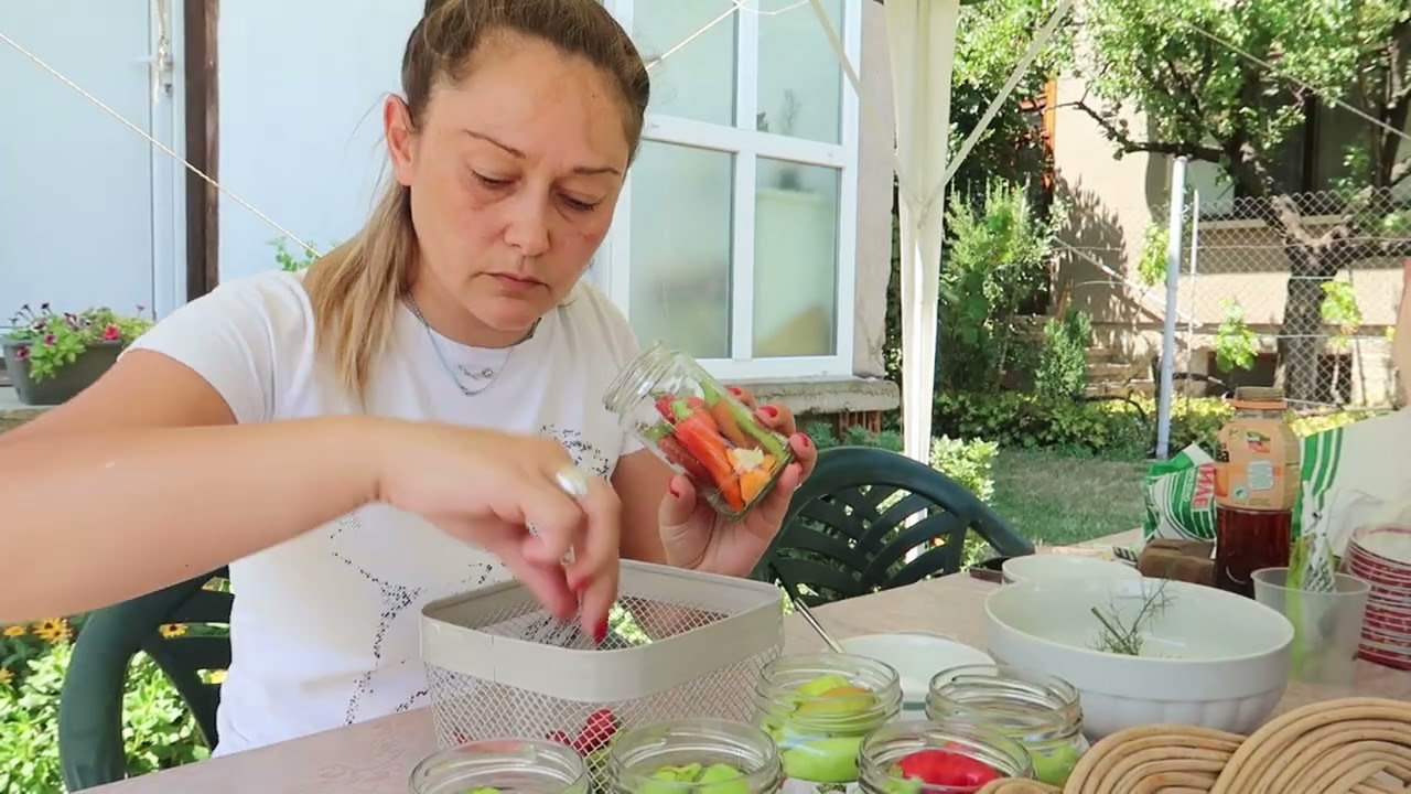 Живот на село||Люти чушки в буркани||Кисели краставички 😊