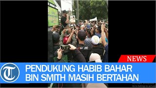 Pendukung Habib Bahar bin Smith Masih Bertahan di PN Bandung