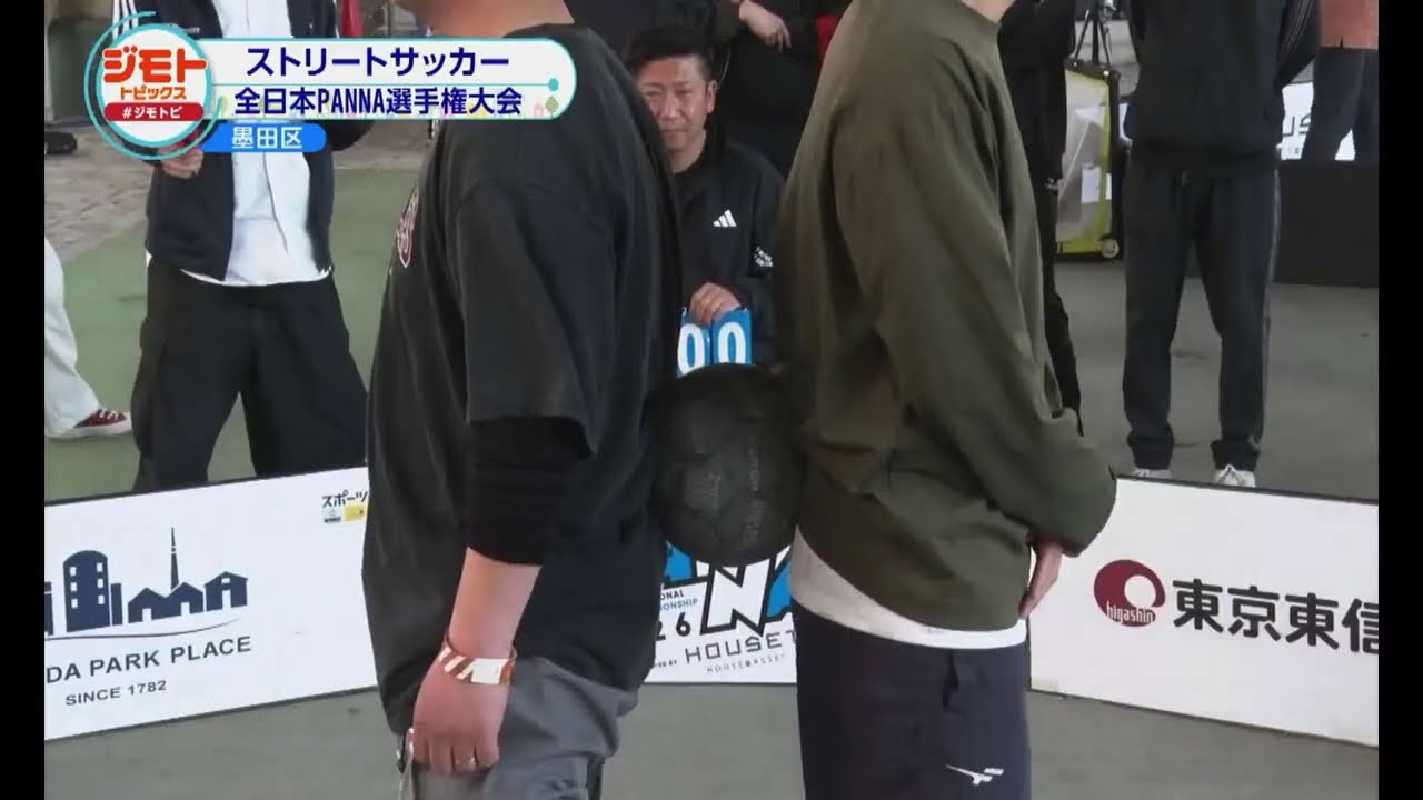 ⑮コンテスト全国トップ1位準大賞、背をまっすぐのばしませんか D・巨＞タオルを掲げる（左から）石上、林、蝦名（撮影・島崎忠彦