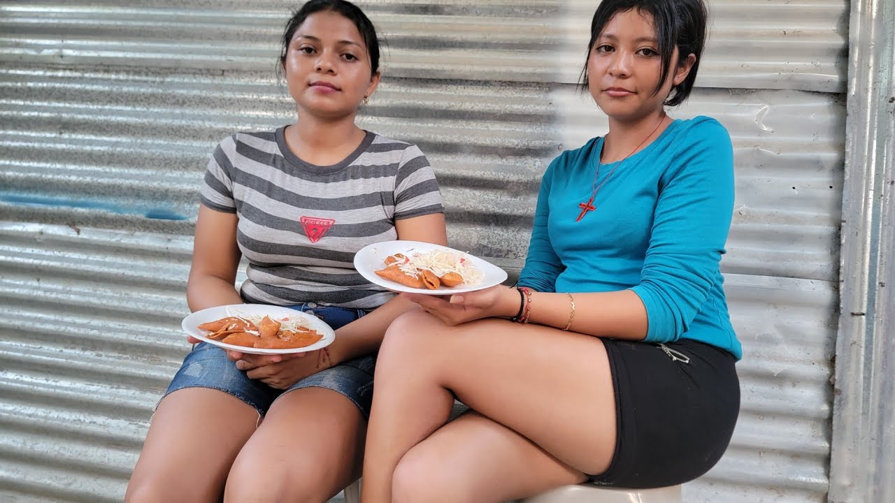 😱🔴ASI ES CÓMO ESTÁS CHICAS DISFRUTAN DE LOS PASTELES DE PITÓ🫣/CHICAS SALVADOREÑAS 🇸🇻