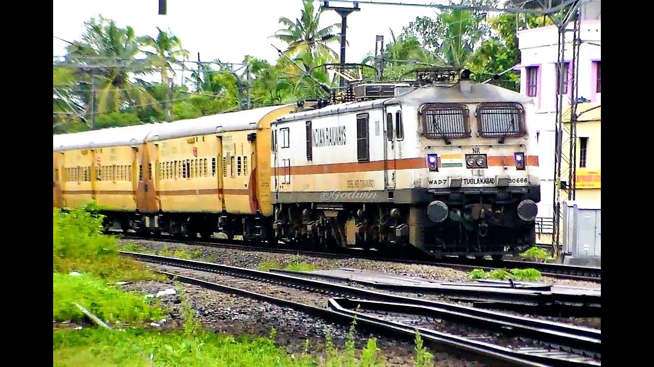 06431 KOTTAYAM (KTYM) KOLLAM (QLN) EXPRESS with offlink NR TUGLAKABAD(TKD) WAP7 arriving