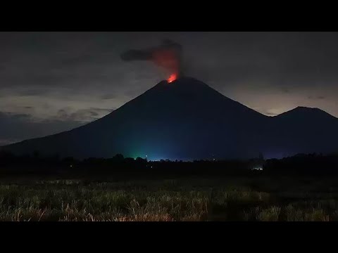 ❗️ В ИНДОНЕЗИИ ИЗВЕРГАЕТСЯ КРУПНЕЙШИЙ В СТРАНЕ ВУЛКАН. #вулкан #индонезия #shorts