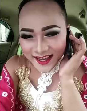 Heboh.... Sinden lucu....konde terjatuh
