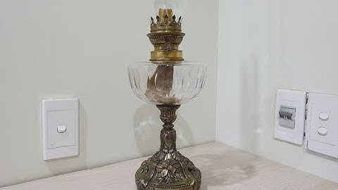 Đèn dầu xưa của Pháp. Chân atimon bầu pha lê.