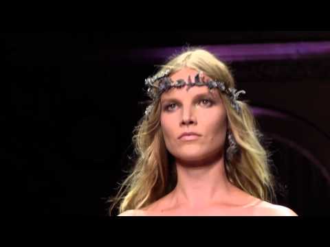 Video: A Waste Of Sensuality In The Atelier Versace Show