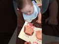 絵本で笑う最近のあおくん^_^