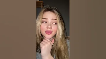 شقراء جميلة 