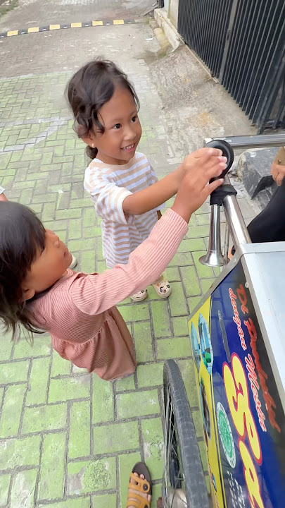 Rebutan pencet terompet cilok
