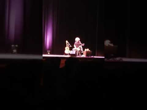 اجرای احساسی و با بغض آهنگ طلوع من محسن نامجو در کنسرت ۲۴ ساعت بعد از فوت مادرش