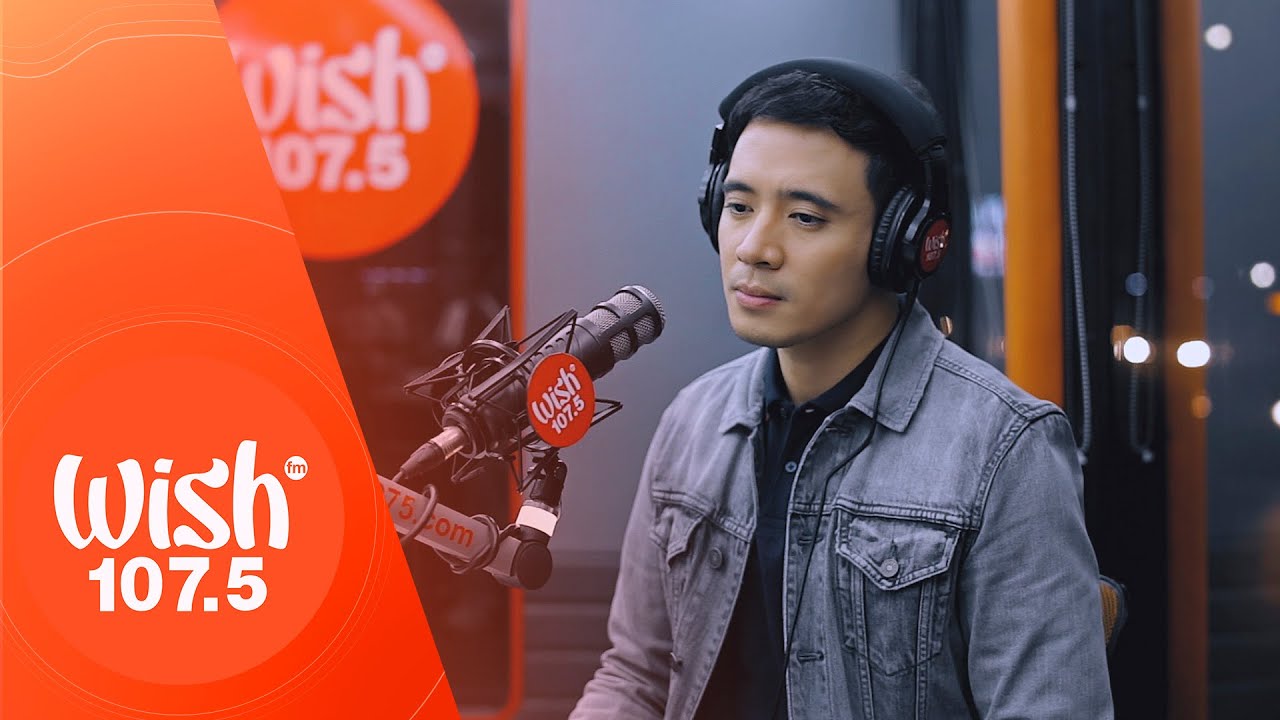 Erik Santos performs