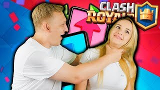 МОЯ ДЕВУШКА ВЫПОЛНЯЕТ ЧЕЛЛЕНДЖ ОДНОЙ РУКОЙ 👍 НА СМАРТФОНЕ CHALLENGE В CLASH ROYALE | Клеш Рояль