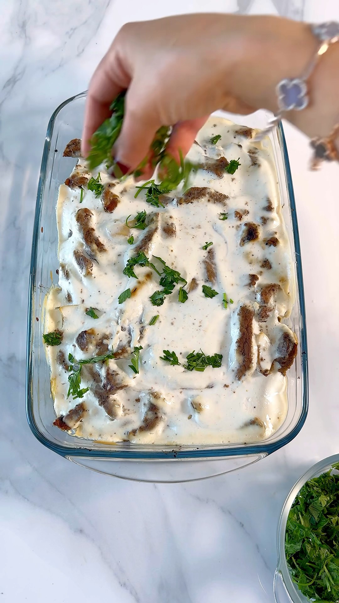 صينية شاورما سهلة وسريعة وبتجهز بنص ساعه بس!! احفظو الوصفة واعملوها لغدا بكرا رح كتير تحبوها حامضة