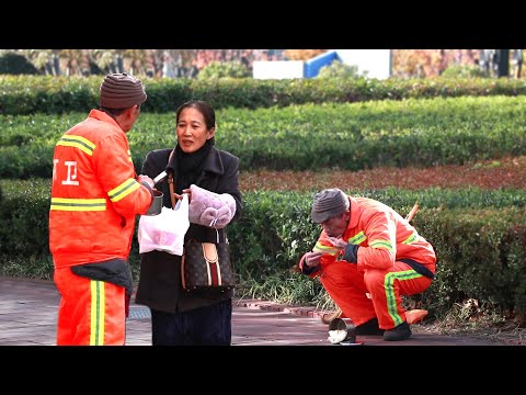 When a cleaner accidentally knocks over his food on the street, what would people do?
