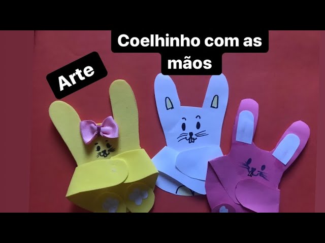 Coelhinhos da páscoa feitos à mão de papel colorido, artesanato fácil para  crianças em um fundo verde.