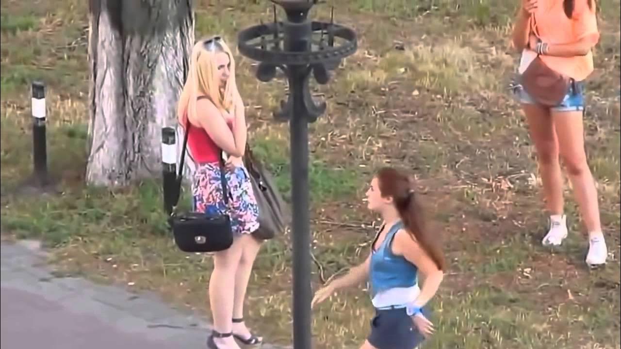Короткое русское видео с разговорами. Девушки писаются на улице. Женщины сикают на улице. Красивая девушка мочится.