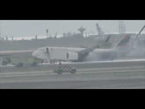 Vídeo mostra momento em que avião bate contra veículo e pega fogo antes de decolar no Peru