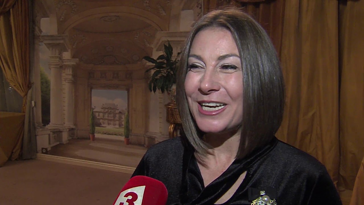 стол для телевизионной студии. лого телеканала си тв. си тв новый. би би си кыргыз кызматы. Bbc news кыргыз.