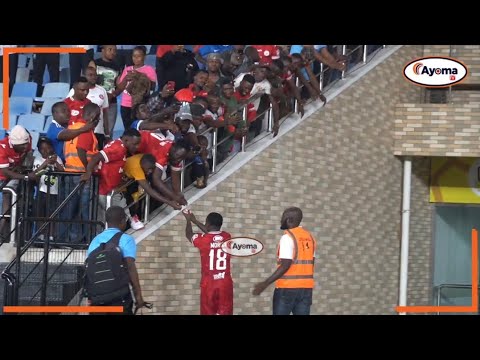 MORICE ABRAHAM APEWA PESA NA MASHABIKI KWA MKAPA BAADA YA MCHEZO MASHABIKI WAFURAHI