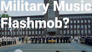 4 Bundeswehr Musikkorps marschieren auf den Rathausplatz in Wilhelmshaven - Woche der Militärmusik