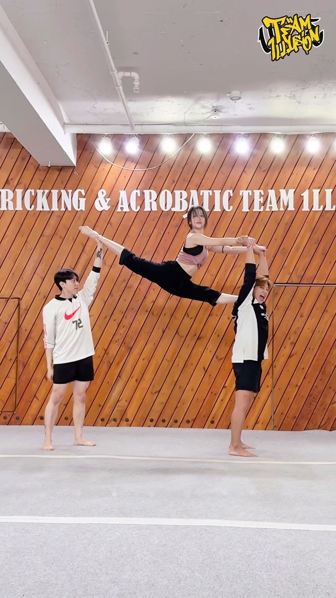 공중에서 다리찢기⁉️? Split challenge